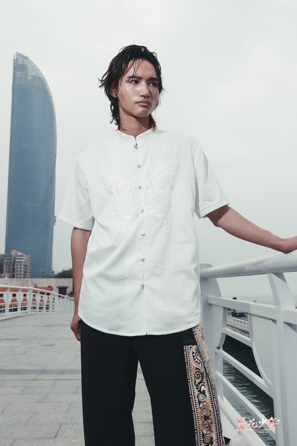 Butterfly embroidered buckle Short sleeved shirt